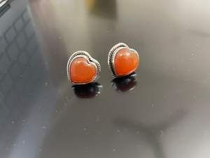 Boucles d'oreilles en argent sterling 925 faites à la main, en forme de cœur, avec pierre de naissance en cornaline, cadeau pour femme - Product Image 4