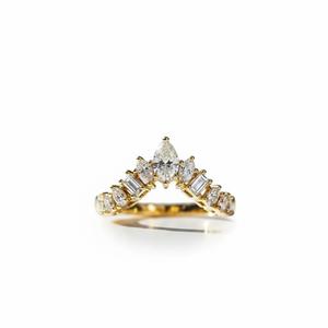 Bague Couronne Princesse V avec Diamant de Laboratoire, Alliance Éternité et Ensemble de Mariage Chevron à Diamants Multiformes en Or Pur 14K - Product Image 1