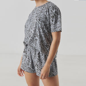 Conjuntos de camiseta y pantalones cortos de punto elástico a rayas de alta calidad, informales, al por mayor y personalizados para mujer, ideales para el verano. - Product Image 5