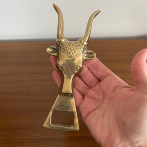Abridor de Botellas Vintage de Latón Macizo Resistente con Diseño de Toro, Temática Artística del Oeste, para Coleccionistas y Entusiastas - Product Image 3