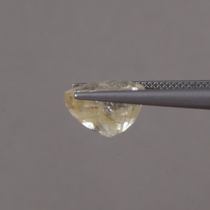 พลอยแซฟไฟร์สีเหลืองธรรมชาติ 100% รูปทรงวงรีขนาด 11 มม. น้ำหนัก 7.88 กะรัต ได้รับการรับรองจาก IGI ผ่านการบำบัดด้วยน้ำมัน พร้อมคุณสมบัติการเปลี่ยนสี - Product Image 2