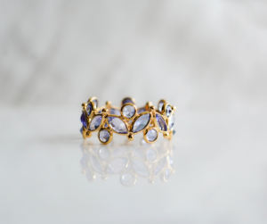 Tiara de Tanzanita Lavender Twilight: Anillo de banda llamativo de oro de 18 quilates con marquesa y circonitas redondas festoneadas - Product Image 1