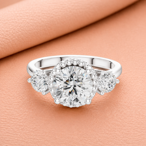 Bague de fiançailles de luxe en or blanc avec halo rond et trois pierres en moissanite, bijoux de mariage pour femme - Product Image 1