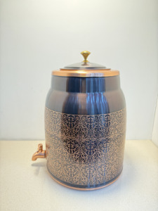 Dispensador de Agua Premium de Cobre Oscuro Antiguo de 8L con Patrón Floral Grabado, Tanque Ayurvédico Matka, Contenedor Metálico a Prueba de Fugas con Grifo - Product Image 3