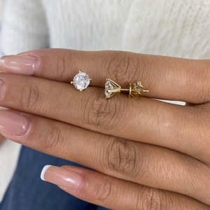 Boucles d'oreilles clous classiques en diamant de laboratoire taille brillant rond, certifiées IGI, 2 carats, 4 griffes, en or 10K 14K 18K, pour femme - Product Image 2