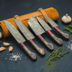 Juego de cuchillos de cocina de acero de Damasco de 5 piezas con mangos de madera - Product Image 5