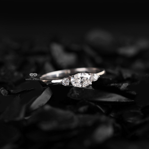 Bague de fiançailles ovale en diamant de laboratoire, or 14 carats, trois pierres, sertissage Muse, cadeaux de mariage, fabricant et fournisseur OEM ODM - Product Image 1