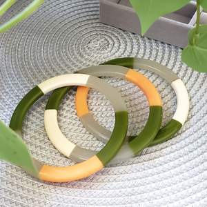 Brazaletes de Resina y Madera de Artesanía Tradicional - Accesorios de Moda con Cristales - Product Image 1