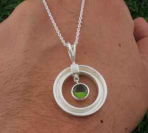 Pendentif artisanal en argent sterling 925 plaqué platine avec péridot naturel, bijoux unisexe, pierre de naissance de janvier, vente en gros - Product Image 2