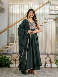 Ensemble Anarkali vert foncé avec haut brodé, longueur ras du sol, et dupatta pour femme – Tenue de soirée traditionnelle pour mariage et événements festifs - Product Image 3