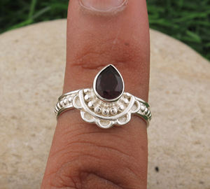 แหวนเงินแท้ 925 ประดับพลอยโกเมนสีแดง สไตล์มินิมอล เรียบหรู ดูดี เหมาะสำหรับผู้หญิง ดีไซน์เรียบง่าย บางเบา สามารถสวมซ้อนกันได้ เหมาะสำหรับงานปาร์ตี้ เครื่องประดับคุณภาพดี ขายส่ง - Product Image 1