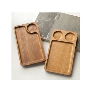 Accessoire de service en bois de qualité, offrant une composition stable, une finition élégante et un support efficace pour les repas. - Product Image 4