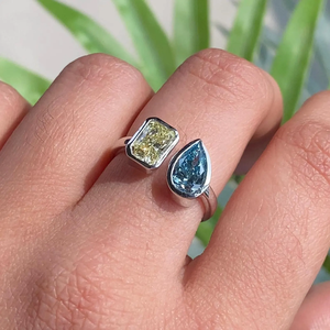 Anillo Toi Et Moi de Oro de 14K con Diamantes de Laboratorio de 2 Quilates Cada Uno, Corte Pera y Radiante, VVS2, Diamantes Amarillos y Azules de Fantasía, Anillo de Oro con Dos Piedras para Ella - Product Image 5