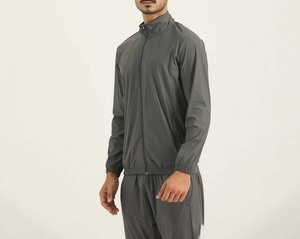 Nouvelle veste coupe-vent légère pour homme, gris foncé, avec logo personnalisé, en polyester, confortable, fabriquée au Pakistan. - Product Image 4