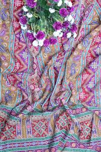 Tela Crepé Natural Beige con Estampado Étnico Geométrico y Borde Ornamental Paisley para Confección de Kurti - Product Image 4