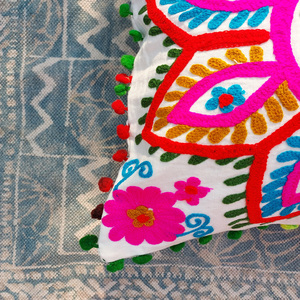 Housse de coussin carrée brodée Sujani multicolore de designer, 16x16 pouces, en coton avec bordure à pompons, style bohème - Product Image 4