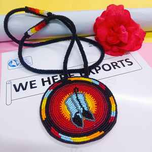 Collier pendentif mains en prière perlées faites à la main avec perles noires, rouges, jaunes, bleues et grises et cordon long pour un usage artistique et culturel - Product Image 6