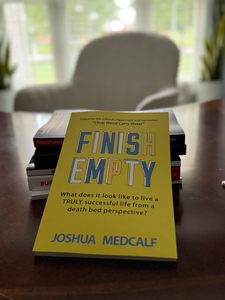 Finish Empty โดย โจชัว เมดคาล์ฟ หนังสือปกอ่อน นวนิยายสร้างแรงบันดาลใจและการพัฒนาตนเอง - Product Image 3