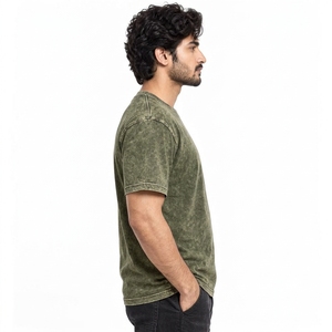 T-shirt classique pour homme en tissu léger, assurant un confort supérieur et une liberté de mouvement, fabriqué avec des matériaux respirants et un effet délavé. - Product Image 3