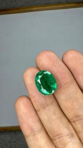Jai Narayan Gems Émeraude naturelle zambienne de 6,74 carats, taille ovale, pierre précieuse non montée, couleur vert vif avec jeu de couleurs/effet de feu, 11,60x14,60mm, pour la joaillerie de luxe - Product Image 3