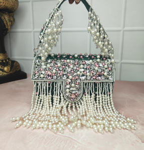 Pochette de soirée perlée de haute qualité à prix d'usine, avec franges de perles et fermeture à rabat, étincelante pour fêtes et mariages - Product Image 1