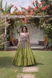 Ensemble Chaniya Choli Dupatta de haute qualité, tendance Navratri, en soie Banarasi, avec broderie multicolore et travail de pierres, style Lehenga de mariée - Product Image 1