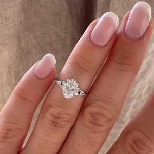 Bague de fiançailles ovale personnalisée en or massif 14K 18K avec diamant de laboratoire et accents de pierres latérales rondes et en forme de poire, bague statement, vente en gros - Product Image 4