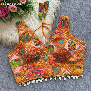 Magnifique collection de chemisiers en crêpe de soie doux avec imprimé Bandhani, travail de positionnement intense, bordure Kodi et rembourrage – Vente en gros - Product Image 1