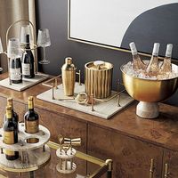 Accessoires de bar élégants, seau à glace métallique, shaker à martini, refroidisseur à vin, décoration de table luxueuse pour recevoir, outils de bar design.