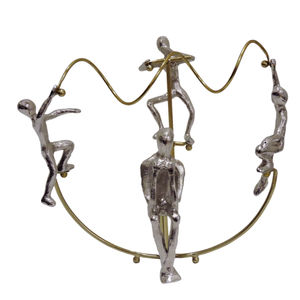 Sculpture abstraite contemporaine en aluminium argenté - Statues humaines d'art moderne sur base ondulée dorée pour la décoration de la maison ou du bureau - Product Image 1