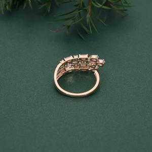 Bague Cocktail Unisexe AMBER JEWELS Plaqué Or Rose Certifiée IGI Diamant de Laboratoire Taille Émeraude Sertissage à Griffes Géométrique Glamour - Product Image 2