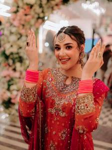 Ensemble Salwar Kameez brodé orange pour femme avec dupatta rose – Tenue de soirée ethnique avec détails de broderie sur le col - Product Image 4