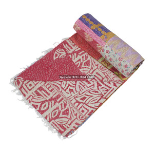 Couverture Kantha lavable faite à la main, style bohème indien, imprimé multicolore, réversible, en coton épais, en tissu de vieux sari - Product Image 1