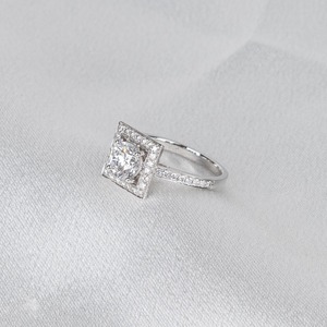 แหวนเพชรทรงกลม 1 กะรัต ผลิตในห้องปฏิบัติการ ได้รับการรับรองจาก IGI สี E ความสะอาด VVS2 รูปทรง Ideal Cut เพชรข้างประดับ ทองคำขาว 14K แหวนหมั้น - Product Image 4