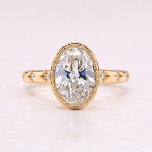 Bague de fiançailles et de mariage en diamant de laboratoire ovale de 2,5 carats, sertie clos, en or jaune 14K plaqué rhodium, design étoile céleste vintage - Product Image 3