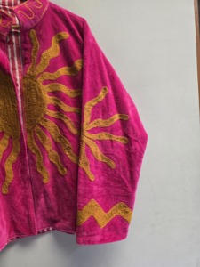 Veste Suzani en velours rose premium pour femme, broderie abstraite soleil doré, manteau ethnique bohème, vente en gros, collection hiver de créateur - Product Image 4