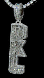 ผ่านการทดสอบเพชร VVS Baguette Moissanite จี้ชื่อแนวตั้งที่กำหนดเอง925สีเงินจี้ตัวอักษร - Product Image 3