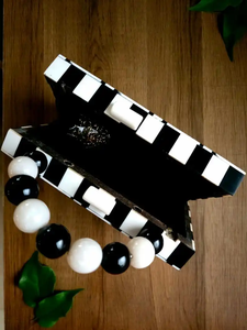 Bolso de Noche Artesanal Pintado a Mano Ecológico de Resina Negra con Adornos de Piedras Preciosas y Cierre de Cisne Dorado, Modelo con Correa de Cadena - Product Image 5