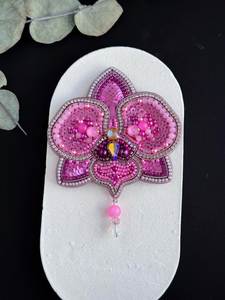 Broche florale brodée à la main par un créateur, accessoire de bijouterie perlée pour robes, blazers et manteaux – Broderie perlée de luxe unique - Product Image 2