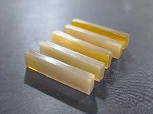 Tuerca de guitarra de cuerno natural, componente premium para la fabricación de guitarras acústicas, artesanía de luthier y suministro de equipos musicales - Product Image 1