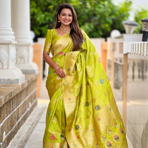 Collection de saris en soie Banarasi de luxe avec pallu contrastant et pompons - Product Image 1