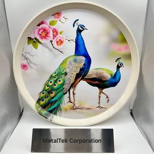 Bandeja pichwai de metal redonda con estampado de par de pavo real vibrante, Perfecta para servir o regalar en la decoración del hogar, elegancia multiusos elegante duradera - Product Image 1