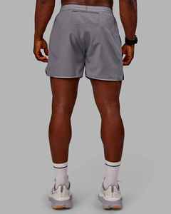 Shorts pour hommes gris uni à séchage rapide avec cordon de serrage à la taille et poches, style sportif, taille mi-haute, en polyester tissé - Product Image 2