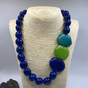 Collar de moda con colgante de rodajas de madera orgánicas azules, gargantilla llamativa de madera en capas, cordón ajustable, joyería bohemia para mujer - Product Image 1