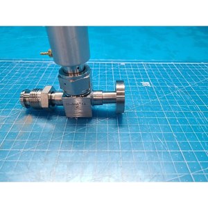 Valve à soufflet pneumatique Swagelok SS-BN818A-C, utilisée comme pièce détachée pour équipement semi-conducteur Legacy - Product Image 1