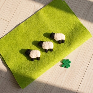 Adorno de fieltro de lana de oveja negra al por mayor, hecho a mano, decoración colgante para el hogar, juego de regalo novedoso para niños, Navidad - Product Image 5