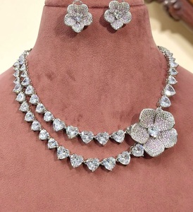 Ensemble collier et boucles d'oreilles tendance en laiton plaqué argent de haute qualité avec zircon, idéal pour les mariages et les soirées - Product Image 3