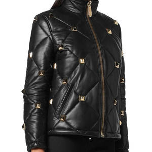 Chaqueta acolchada de cuero PU negro personalizada con remaches dorados, cuello alto, manga larga, a prueba de viento, para mujer. - Product Image 4