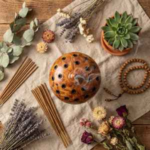 Porte-encens rond minimaliste en bois fait main. Universel Outre-mer - Product Image 5