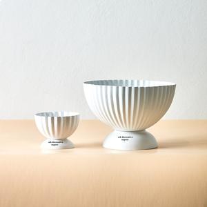 Jarrón de Pedestal Moderno de Acero Inoxidable Blanco Acanalado, Cuenco Floral de Lujo con Diseño Festoneado para Centros de Mesa de Boda - Product Image 4